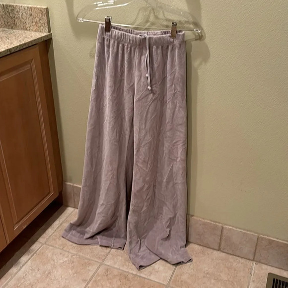 Suzi Kondi woman's light purple velour sweatpants - Picture 2 of 11